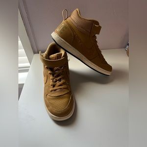 Nike court borough mid